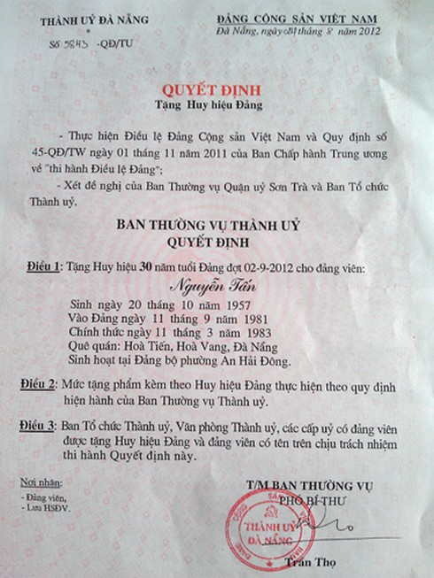 Người từng bị bắt giam oan sai được trao Huy hiệu 30 năm tuổi Đảng - ảnh 2