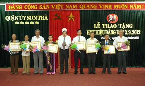 Người từng bị bắt giam oan sai được trao Huy hiệu 30 năm tuổi Đảng - ảnh 1