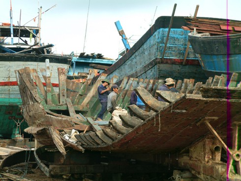 Tổng LĐLĐ Việt Nam hỗ trợ 7 ngư dân gặp thiên tai trên biển - ảnh 1