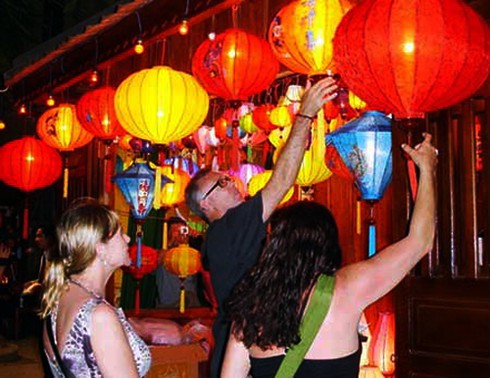 Hơn 10.000 lượt khách tham quan phố cổ Hội An dịp Tết Quý Tỵ - ảnh 4