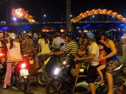 Điều chỉnh giờ cầu Rồng phun lửa để phục vụ trẻ em - ảnh 1