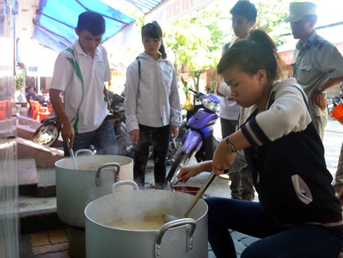 Sinh viên bán bánh mì, nấu cháo, nhặt rác làm từ thiện - ảnh 1