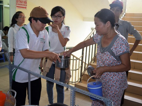 Sinh viên bán bánh mì, nấu cháo, nhặt rác làm từ thiện - ảnh 2