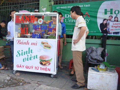 Sinh viên bán bánh mì, nấu cháo, nhặt rác làm từ thiện - ảnh 3
