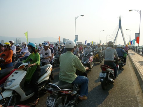 Nghẽn cầu Sông Hàn do một người đàn ông tự tử - ảnh 1