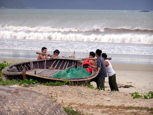 Tàu cá với 15 ngư dân bị nạn trên vùng biển Trường Sa - ảnh 1