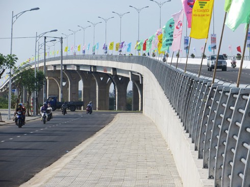 Ra quân kiểm tra, xử phạt xe chở quá tải trọng - ảnh 1