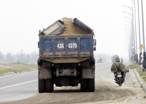 Ra quân kiểm tra, xử phạt xe chở quá tải trọng - ảnh 2