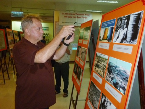 Những người Mỹ ở cuộc triển lãm nạn nhân da cam - ảnh 7