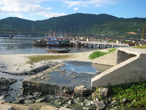 Dân kêu cứu vì doanh nghiệp lại lén xả nước thải bẩn! - ảnh 1