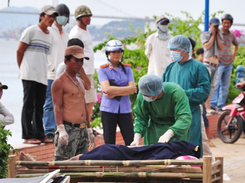 Câu cá trúng... xác chết trôi trên sông Hàn - ảnh 1