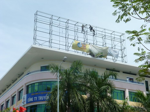 Quảng cáo phá lệnh cấm ngang nhiên giữa Đà Nẵng - ảnh 1