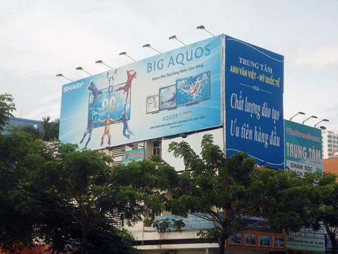 Quảng cáo phá lệnh cấm ngang nhiên giữa Đà Nẵng - ảnh 7