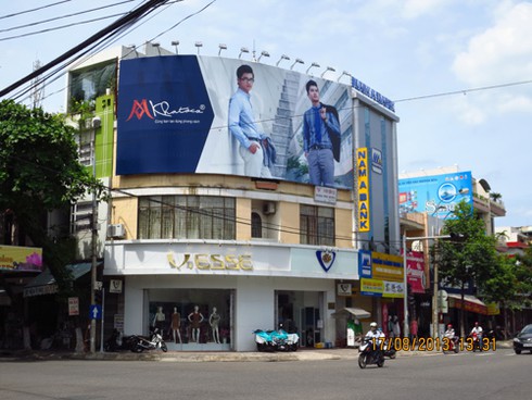 Quảng cáo phá lệnh cấm ngang nhiên giữa Đà Nẵng - ảnh 10