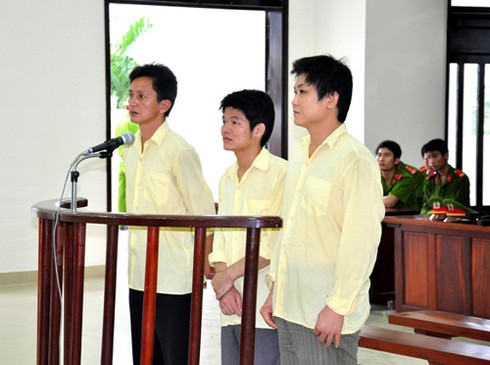 3 đối tượng nước ngoài lừa đảo bằng thẻ tín dụng giả lãnh 14 năm tù - ảnh 1
