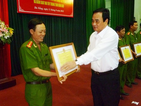 Đà Nẵng khen thưởng đột xuất sĩ quan phá án ma túy - ảnh 1