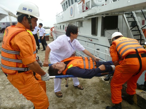 Tàu cá Quảng Ngãi cùng 11 ngư dân đang thả trôi trên biển - ảnh 1