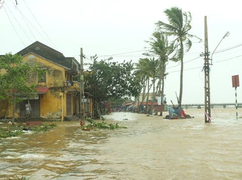 Hội An: Sau bão số 11, 2000 dân sơ tán vì lũ - ảnh 1