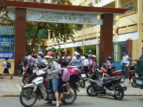 Đà Nẵng: Hoa tươi mừng 20/10 bên gốc cây xanh dựng lại sau bão - ảnh 5