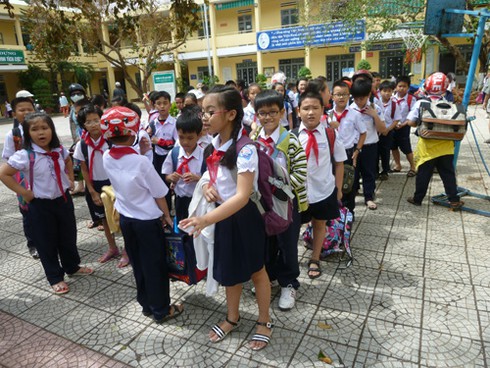 Đà Nẵng: Hoa tươi mừng 20/10 bên gốc cây xanh dựng lại sau bão - ảnh 6