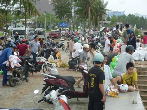 Đà Nẵng: Hàng ngàn người ra biển lấy cát chống siêu bão Haiyan - ảnh 1