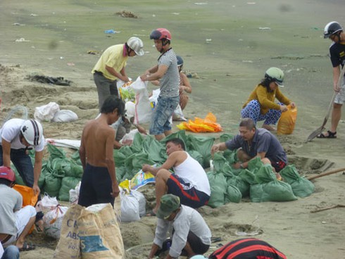 Đà Nẵng: Hàng ngàn người ra biển lấy cát chống siêu bão Haiyan - ảnh 3