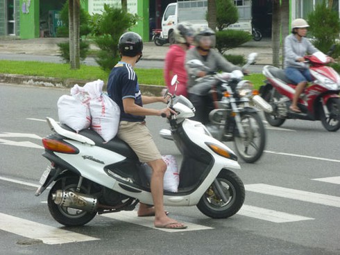 Đà Nẵng: Hàng ngàn người ra biển lấy cát chống siêu bão Haiyan - ảnh 8