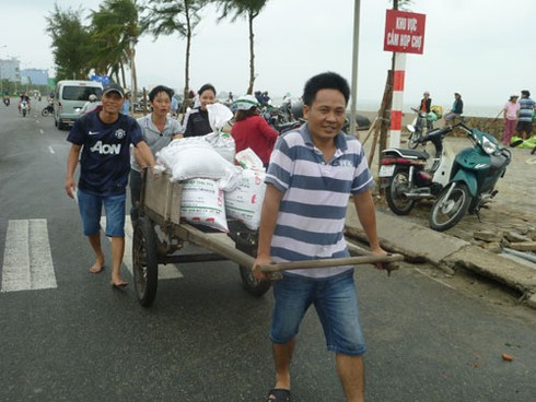 Đà Nẵng: Hàng ngàn người ra biển lấy cát chống siêu bão Haiyan - ảnh 9