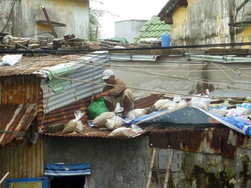 Đà Nẵng: Hàng ngàn người ra biển lấy cát chống siêu bão Haiyan - ảnh 13