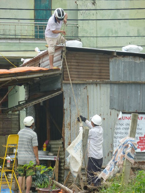 Đà Nẵng: Hàng ngàn người ra biển lấy cát chống siêu bão Haiyan - ảnh 15