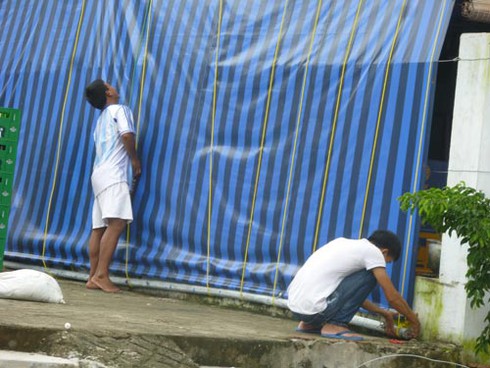 Đà Nẵng: Hàng ngàn người ra biển lấy cát chống siêu bão Haiyan - ảnh 16