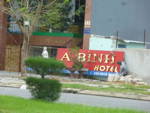 Đà Nẵng: Hàng ngàn người ra biển lấy cát chống siêu bão Haiyan - ảnh 19