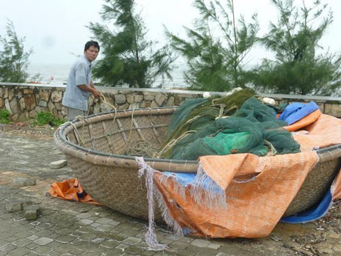 Đà Nẵng: Hàng ngàn người ra biển lấy cát chống siêu bão Haiyan - ảnh 22