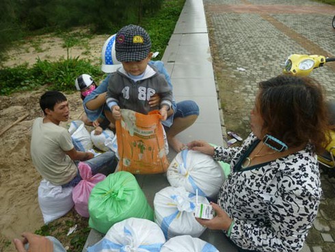 Đà Nẵng: Hàng ngàn người ra biển lấy cát chống siêu bão Haiyan - ảnh 6