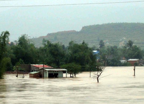 Đà Nẵng: Mưa lũ gây ngập lụt nặng từ vùng ven đến nội thành - ảnh 1