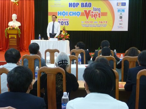 Đường dây nóng của PGĐ Sở ngăn hàng Trung Quốc chui vào hội chợ hàng Việt - ảnh 1