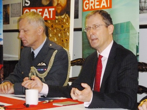 Anh: Lo ngại về 'vùng phòng không', sẽ cung cấp thiết bị quốc phòng cho VN - ảnh 2