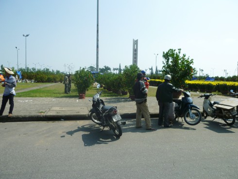 Bị đầu cơ chỗ, chợ hoa thành 'chùa bà Đanh' - ảnh 1