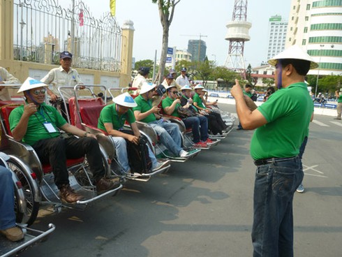 Du khách “cười toe” trên xích lô tham quan Đà Nẵng - ảnh 5