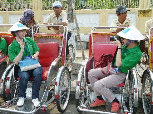 Du khách “cười toe” trên xích lô tham quan Đà Nẵng - ảnh 6