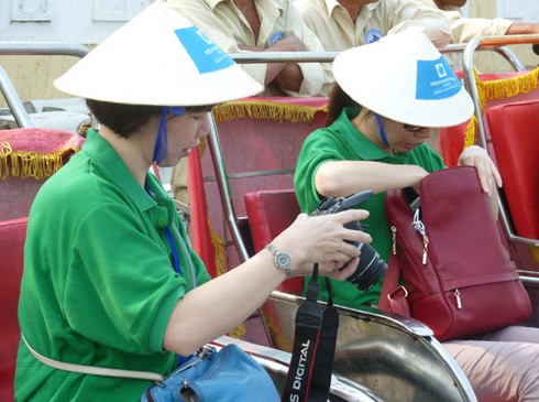 Du khách “cười toe” trên xích lô tham quan Đà Nẵng - ảnh 7
