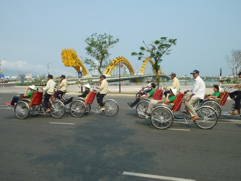 Du khách “cười toe” trên xích lô tham quan Đà Nẵng - ảnh 12