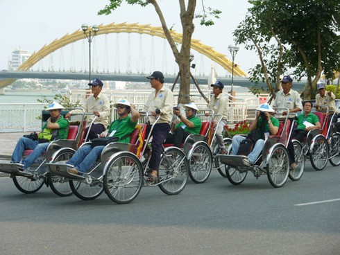 Du khách “cười toe” trên xích lô tham quan Đà Nẵng - ảnh 13
