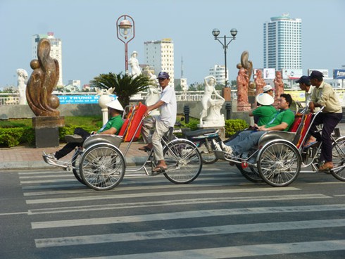 Du khách “cười toe” trên xích lô tham quan Đà Nẵng - ảnh 14