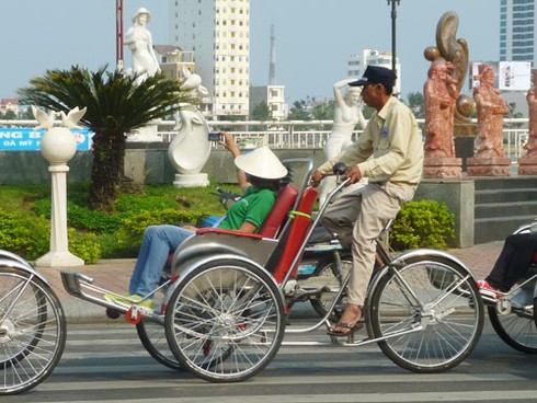 Du khách “cười toe” trên xích lô tham quan Đà Nẵng - ảnh 15