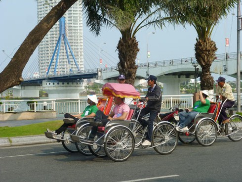 Du khách “cười toe” trên xích lô tham quan Đà Nẵng - ảnh 17