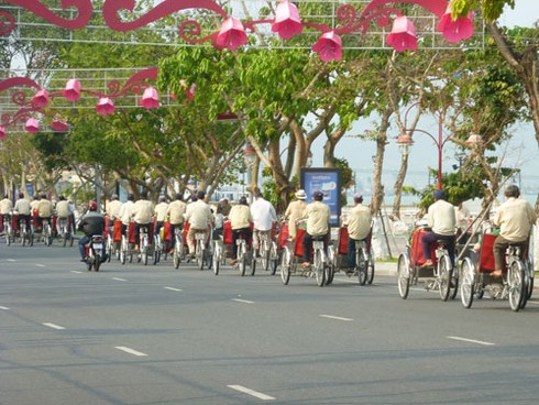 Du khách “cười toe” trên xích lô tham quan Đà Nẵng - ảnh 18