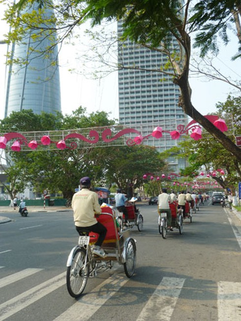 Du khách “cười toe” trên xích lô tham quan Đà Nẵng - ảnh 19