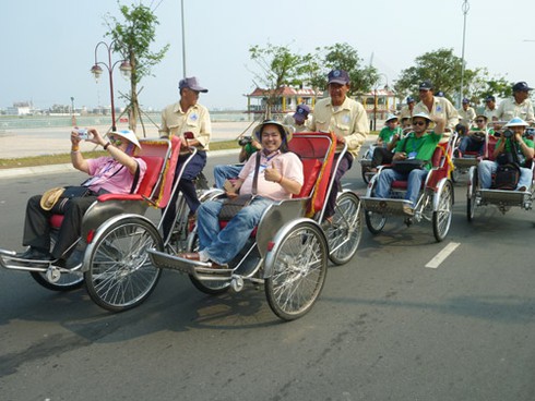 Du khách “cười toe” trên xích lô tham quan Đà Nẵng - ảnh 24
