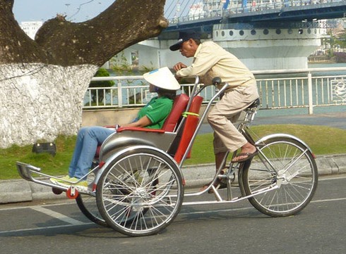 Du khách “cười toe” trên xích lô tham quan Đà Nẵng - ảnh 21